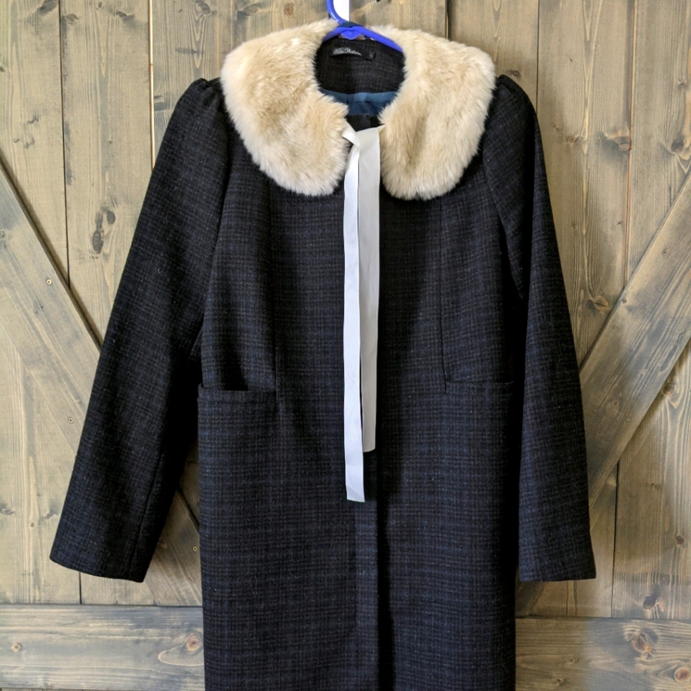 Adorable coat with fur collar